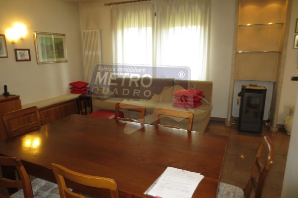 zona giorno con stufa - UNIFAM. AUTONOMA THIENE (VI) EST